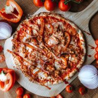 Dolce e Salato al Pollo Pizza with chicken, red pepper, red onion, and mozzarella
