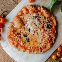 Chiara Pizza with rustic tomato sauce and fresh mozzarella