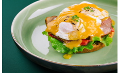 Eggs Benedict with ButcherBox.ca peameal bacon